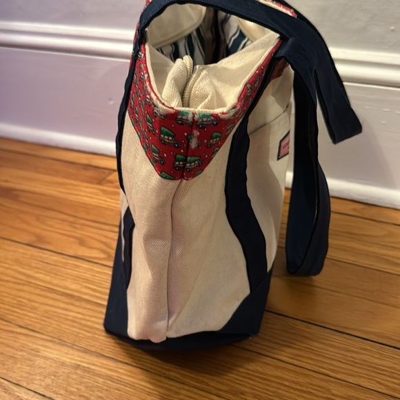 Christmas 🛻 🌲 tote by Vineyard Vines. Used. - Picture 4 of 16